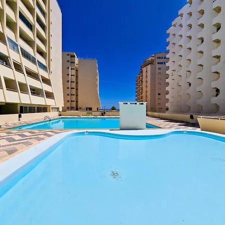 A 50 Metros Da Com Piscina E Estacionamento דירה *