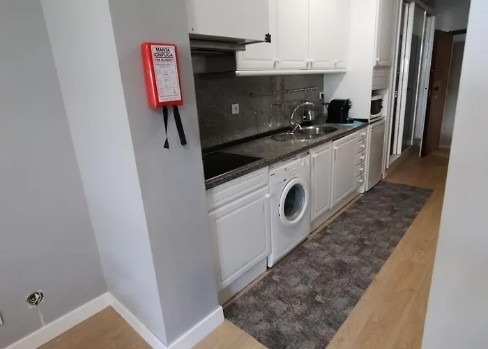 A 50 Metros Da Com Piscina E Estacionamento *